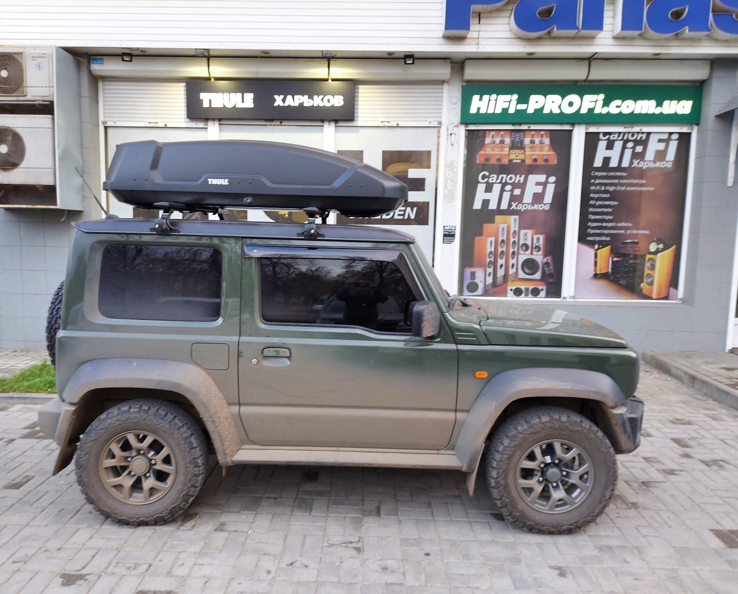 Suzuki Jimny с автобоксом Thule Force XT L